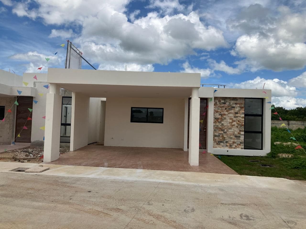 Casas en Venta en Cholul, Yucatán: Desarrollo Residencial con Alberca y Amenidades