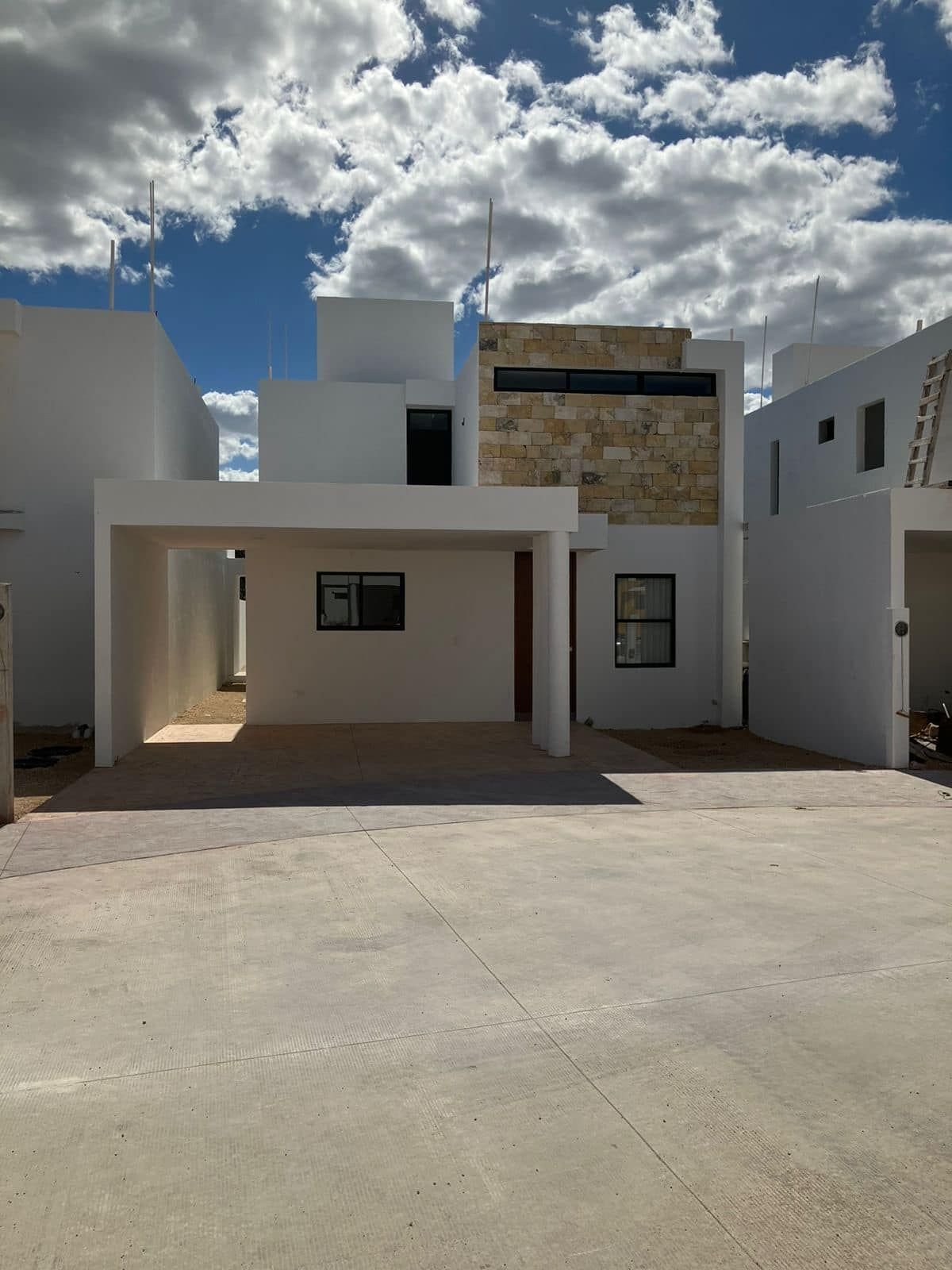 Casa en Venta en Cholul, Mérida: Lujo, Amenidades y Alta Plusvalía